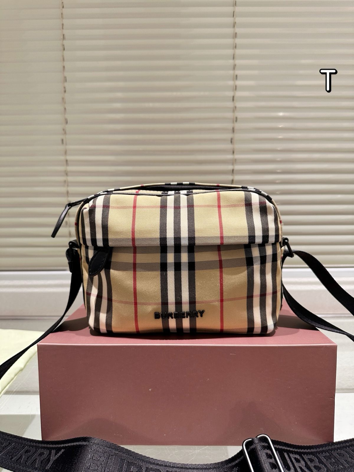★関税込み・送料無料★ バーバリー TB ロゴ エンボス スライド 今日特価】Burberry TB Bag・バーバリー TB バッグ-WTO輸入3