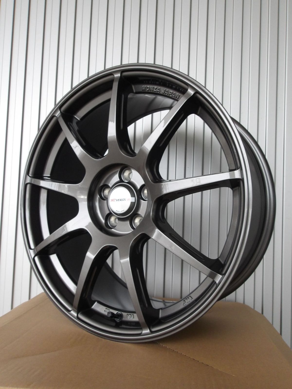 在庫あり COROLLA SPORTS カローラスポーツ NRE210H １８インチ ４本ＳＥＴ Ｒｖｅｒｓｉｏｎ ＦＳ９９ 新古品