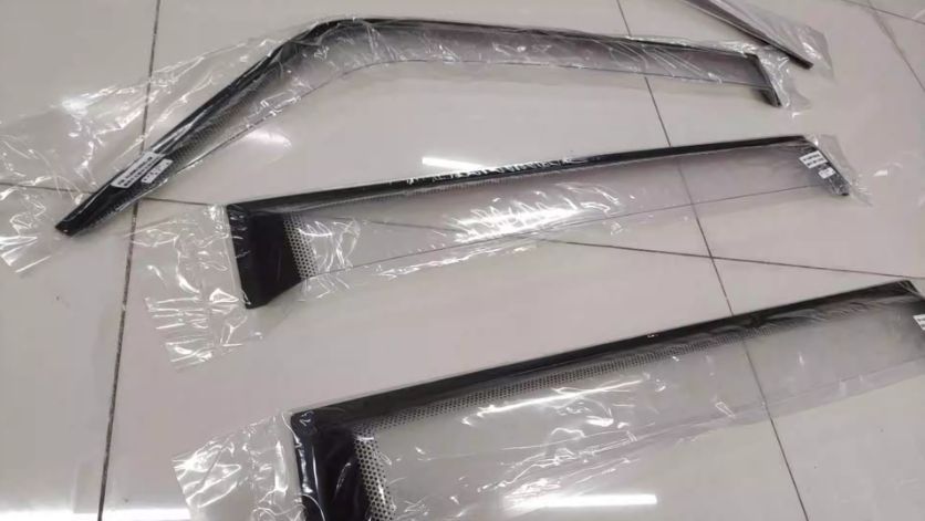 雨除け 風切り音防止