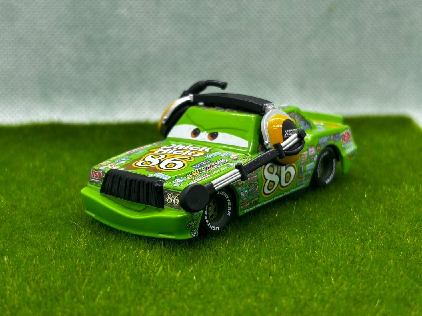 新品】 カーズ チック ヒックス ミニカー 86 ウィズ ヘッドセット