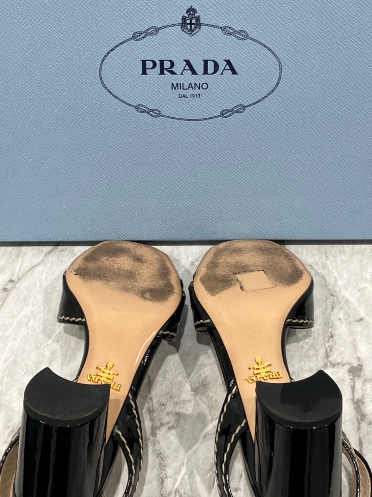 『美品』PRADAレディースネイビー￼エナメルサンダル23.5 チャンキーヒール 美品PRADAレディースネイビー￼エナメルサンダル23.5cmチャン