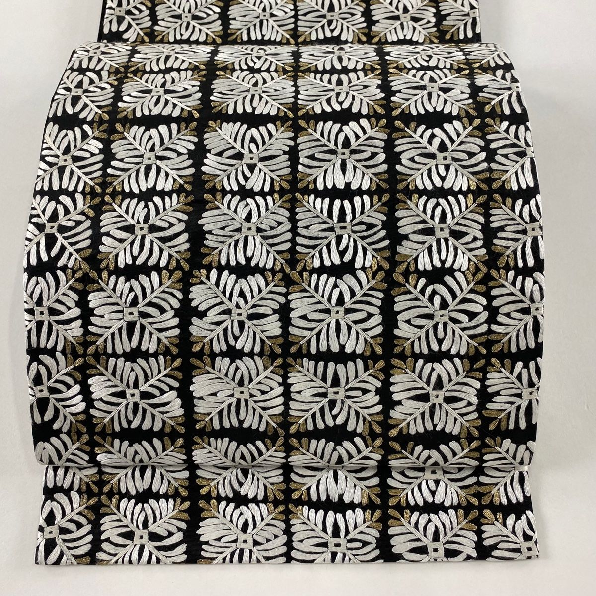袋帯 若松 格子 金糸 刺繍 黒 六通 正絹