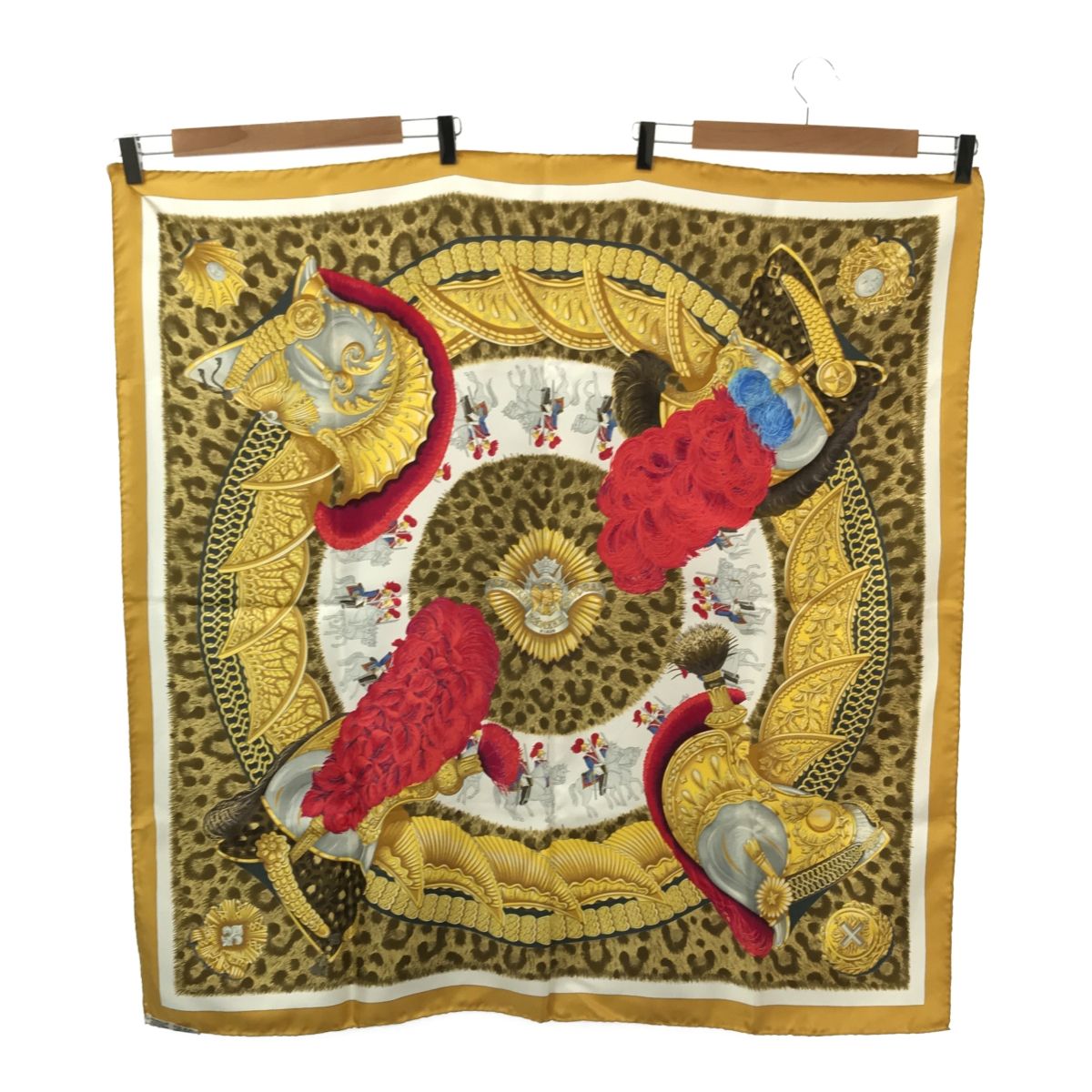 HERMES エルメス カレ90 CASQUES et PLUMETS 面貌のない兜 イエロー