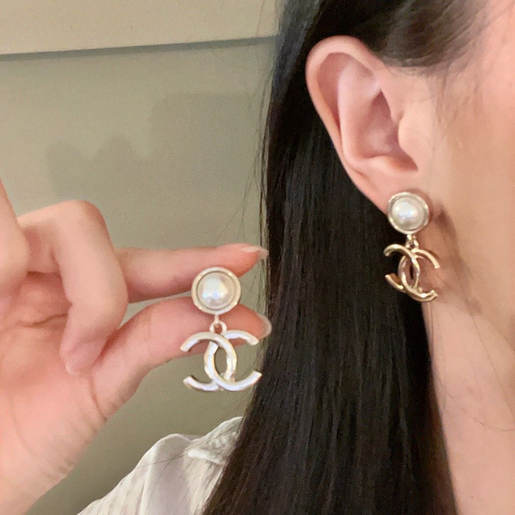 CHANEL シルバー ダブルCロゴ ピアス 楽天市場】シャネル CHANEL ピアス CCマーク メタル＆ストラス