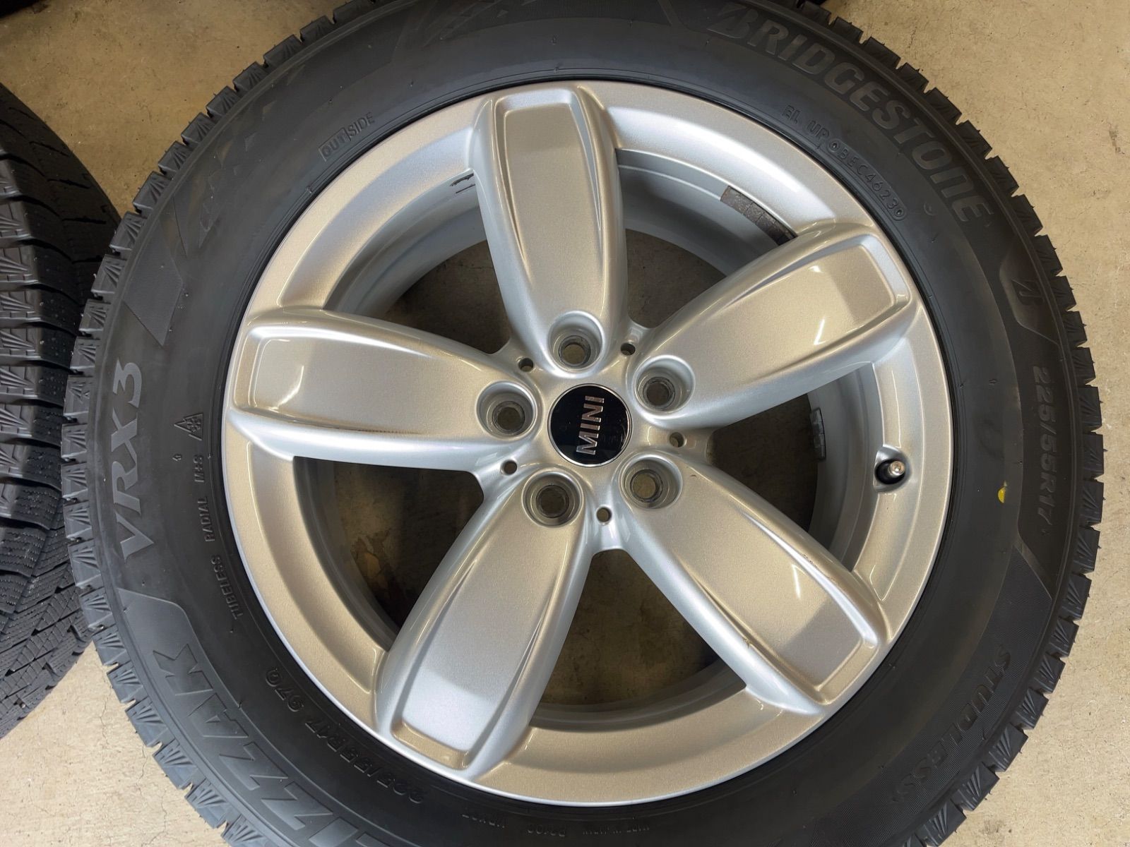 MINI F60 クロスオーバー 純正品 BS VRX3 製 冬用 17インチ 4本セット