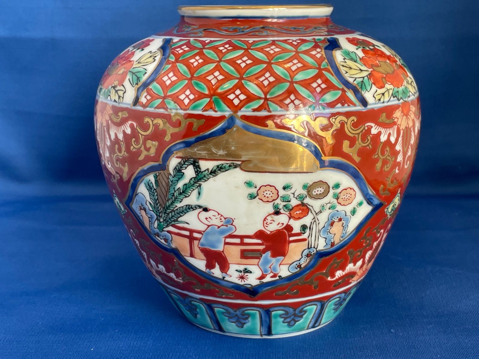 リナ【有田焼　伊万里焼き　装飾付き花器】 花瓶　Flower vase Amazon.co.jp: 有田焼・伊万里焼の高級陶器花瓶・飾り壺｜贈答品
