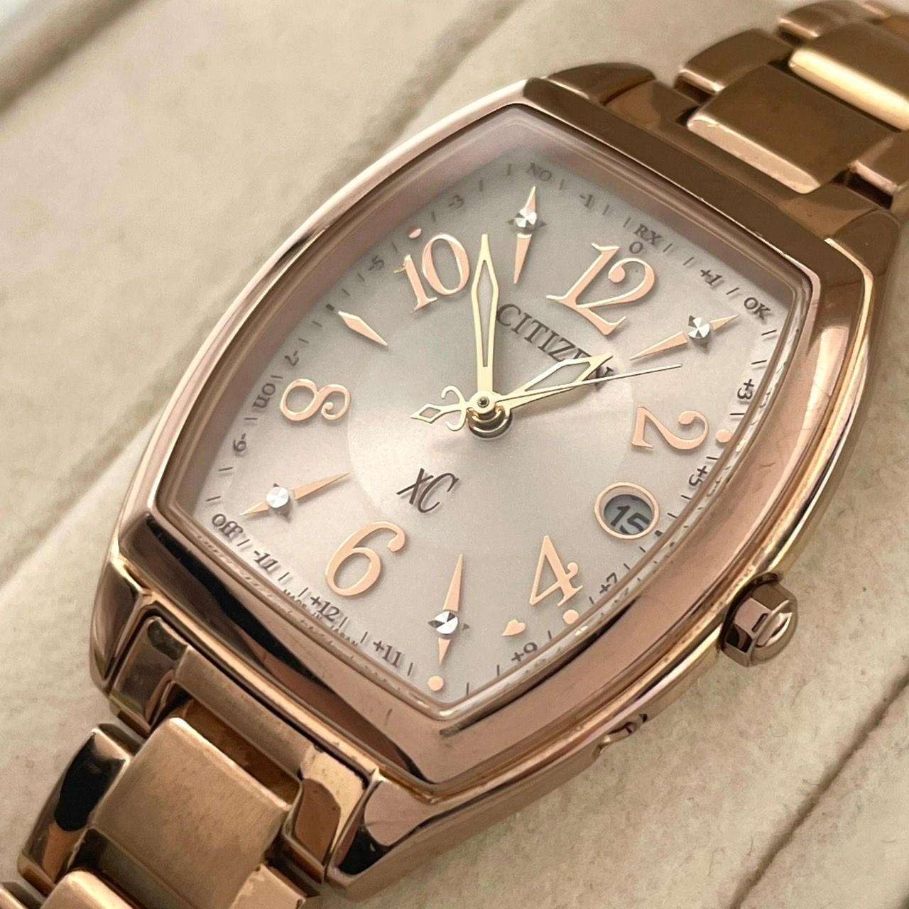 美品 CITIZEN シチズン XC ゴールド ホワイト 電波ソーラー 腕時計