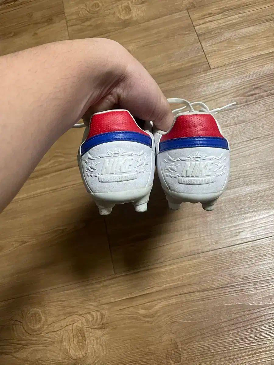 NIKE