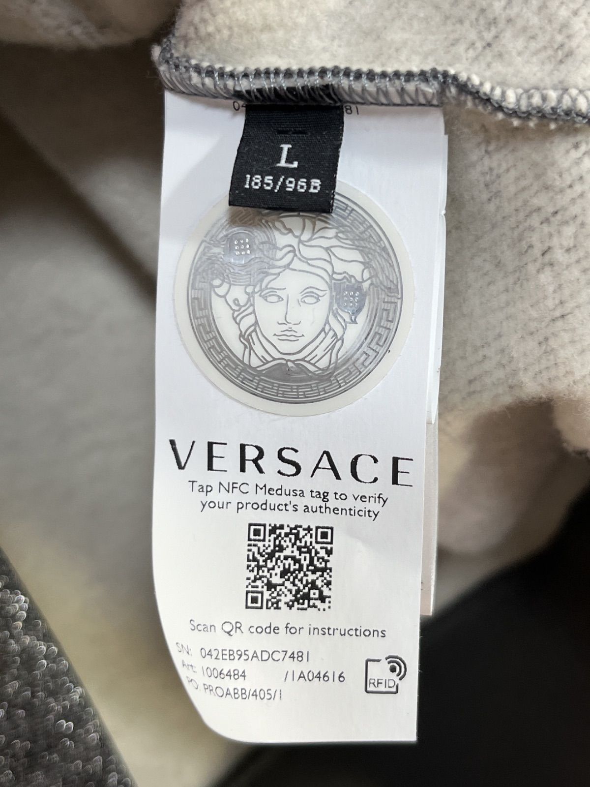 新品未使用品】VERSACE シルバー バロック ジャカード フーディ - メルカリ