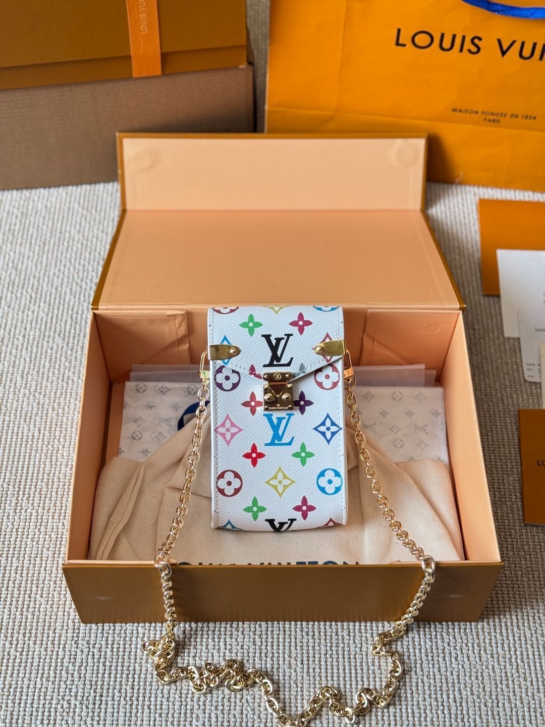 今日特価】LV Louis Vuitton Vertical Zippy Wallet Phone Bag