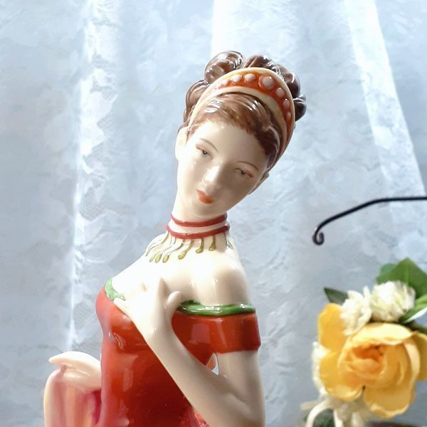 英国【 ロイヤルドルトン ROYAL DOULTON 】 ☆ 秋の舞踏会 ☆ フィギュ