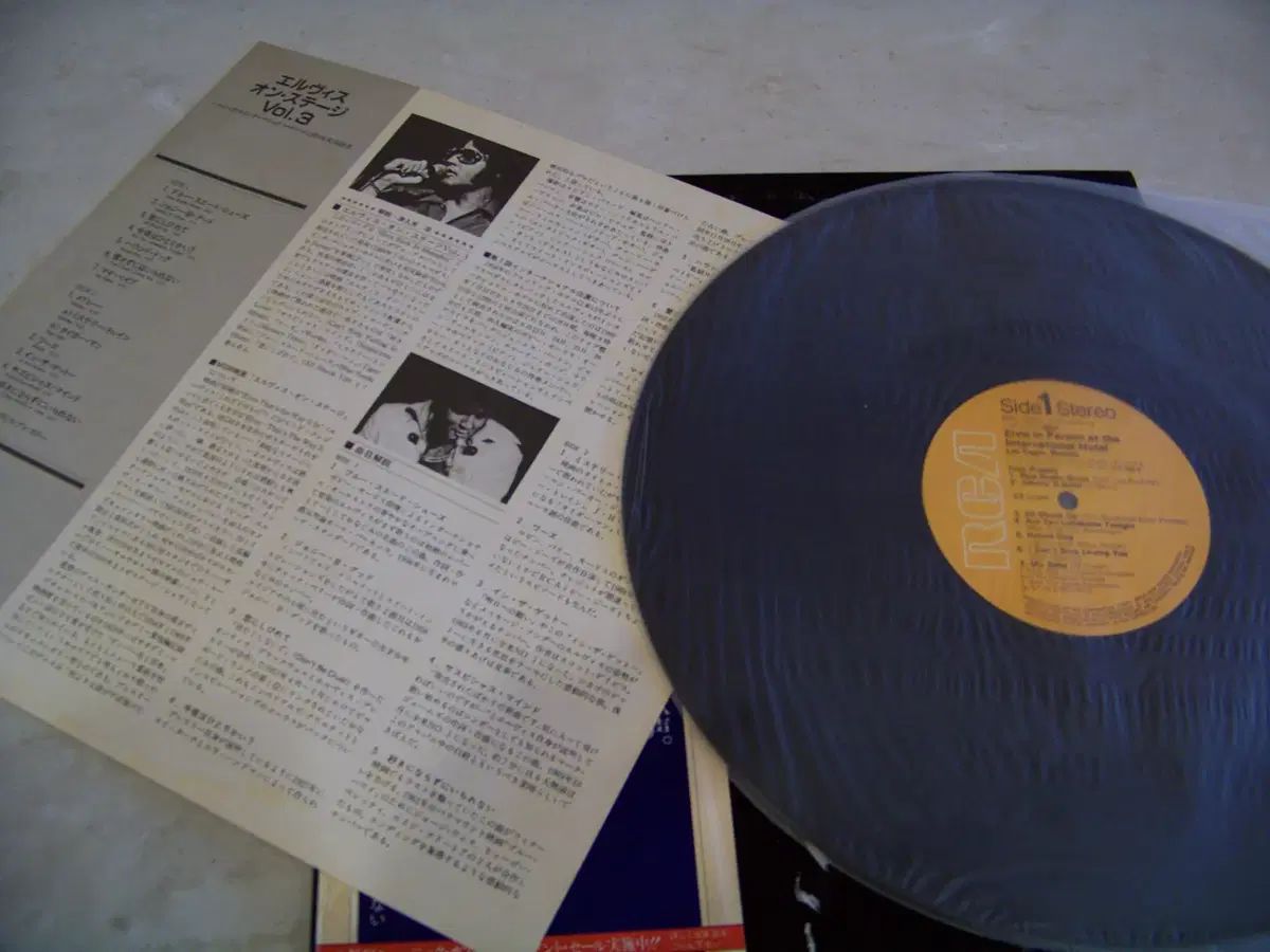 LP ／ Elvis Presley In Person 1981 - メルカリ