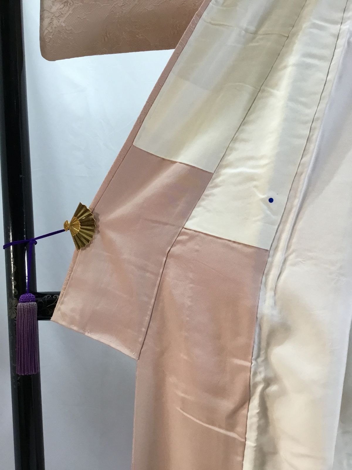 色無地/正絹/美品/ベージュ/一ッ紋/下り藤/仕立上がり/適応身長148～155㎝/7142 色無地/正絹/美品/ベージュ/一ッ紋/下り藤/仕立上がり/適応身長148
