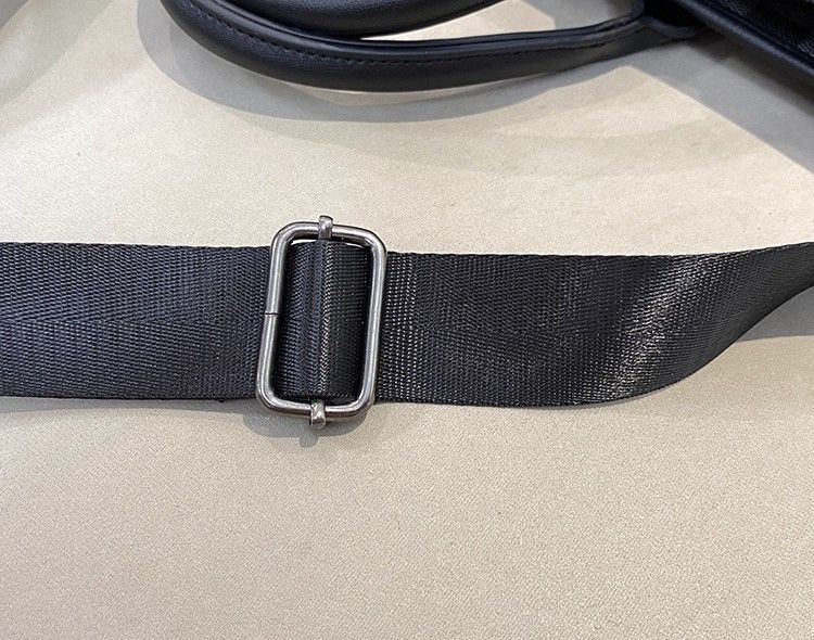 送料無料・代引可。 h メンズ 手提げバッグ ショルダーバッグ ビジネスバッグ ノートパソコンバッグ 大容量 カジュアル 斜め掛け PUレザー スペースのある