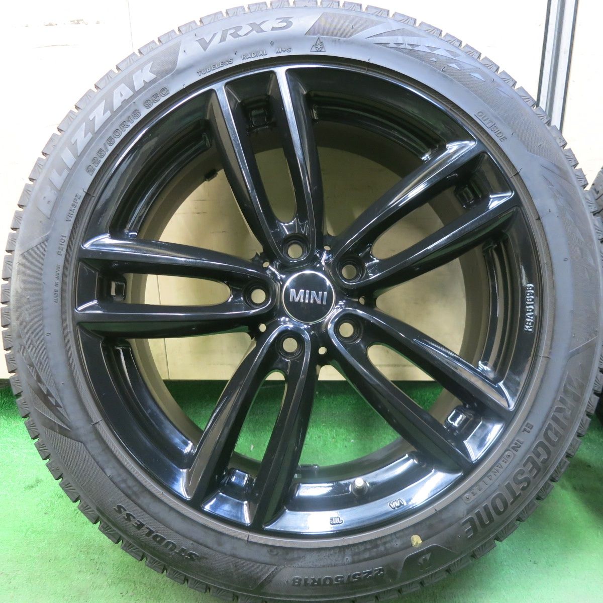 バリ溝 23年 キレイ 9.5分 MINI ミニ 等 MAK OXFORD 225 50R18 スタッドレス ブリヂストン ブリザック VRX3 マック オクスフォード 18インチ PCD112 5H 5092001SKス