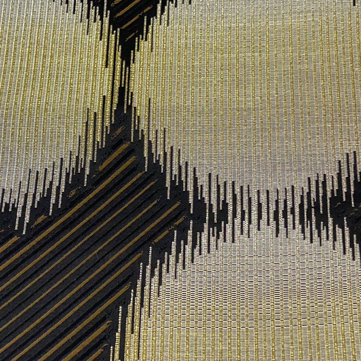 A 148六通帯 多彩金銀糸　美品 名品 幾何学 横段縞金糸 着物 袋帯 名品 幾何学 斜縞 金銀糸 黒 六通 正絹 【中古】 - メルカリ