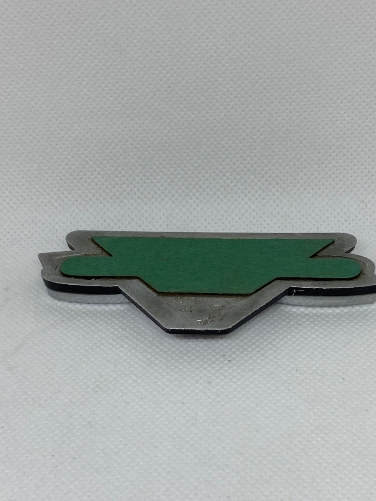 中古品】ブルーバード U610 710 グリル エンブレム nissan datsun