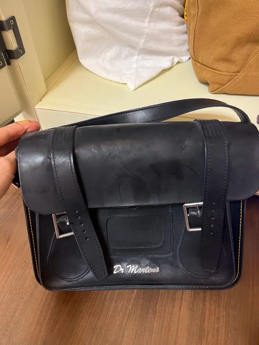 美品　Dr. Martens ブラック メッセンジャーバッグ Dr.martens メッセンジャーバッグ 7 Inch Leather Crossbody Bag in