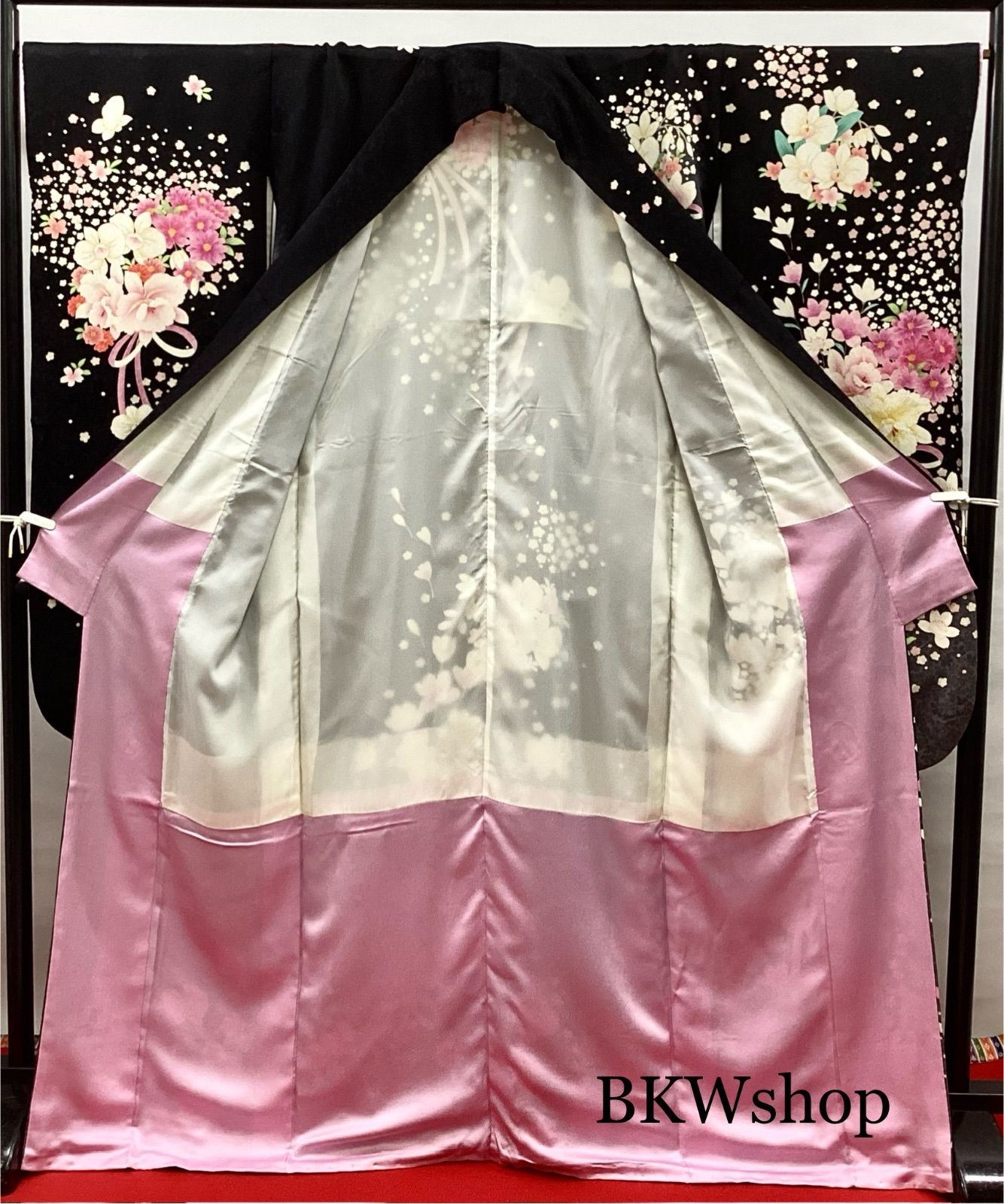 黒地花束にリボン付き