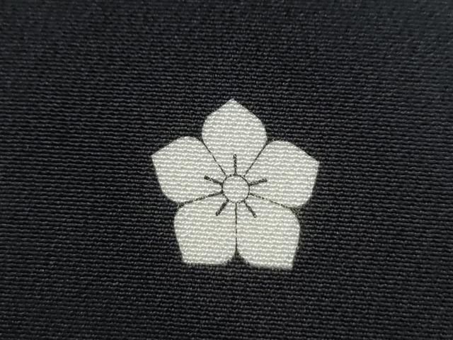 ゆりのはな　未使用品　黒留袖　京友禅金彩ボカシ　作家物　松竹梅に風景画　C702 A-01 黒地 手描き友禅 松竹梅に和綴本 - 円居の着物レンタル