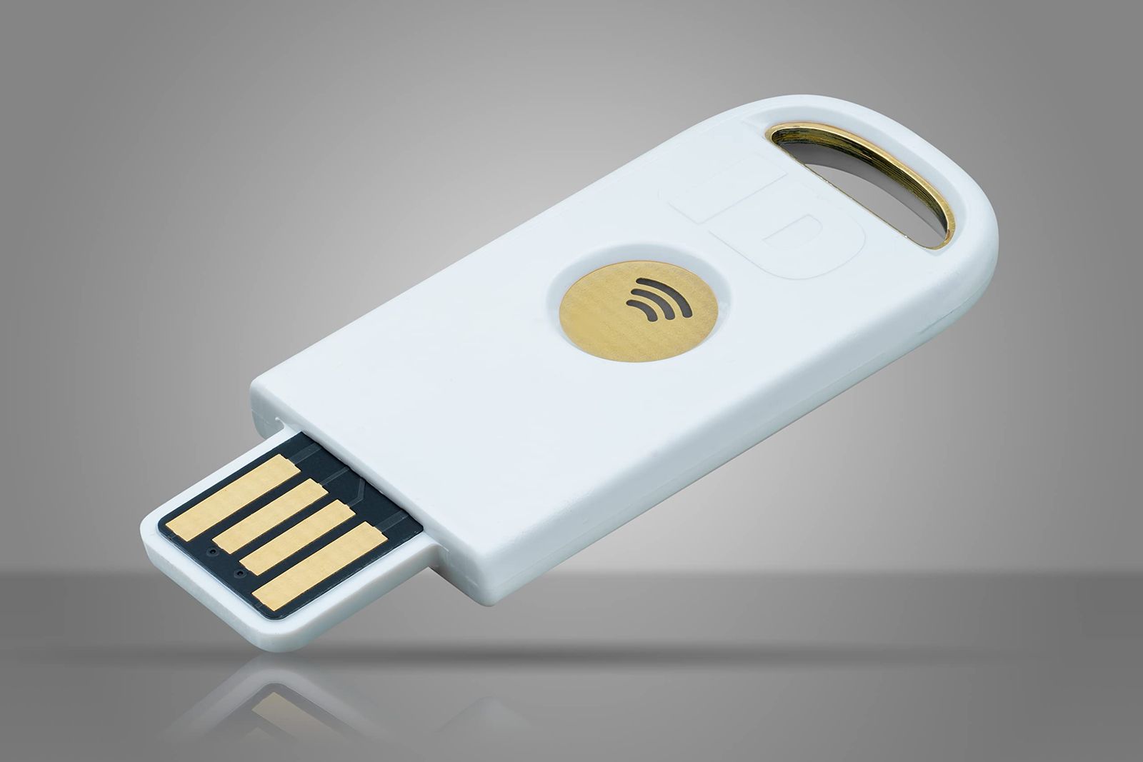Identiv uTrust FIDO2 NFC セキュリティキー USB-A (FIDO、FIDO2、U2F、PIV、TOTP、HOTP、WebAuth)。 