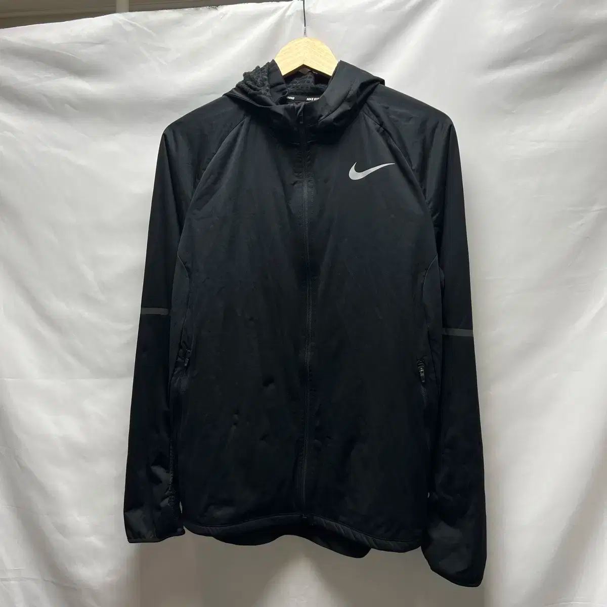 未使用　NIKE SHIELD MAX ジャケット　ジップアップパーカー 純正品/ M Nike(ナイキ） マックス シールド スウッシュ 黒