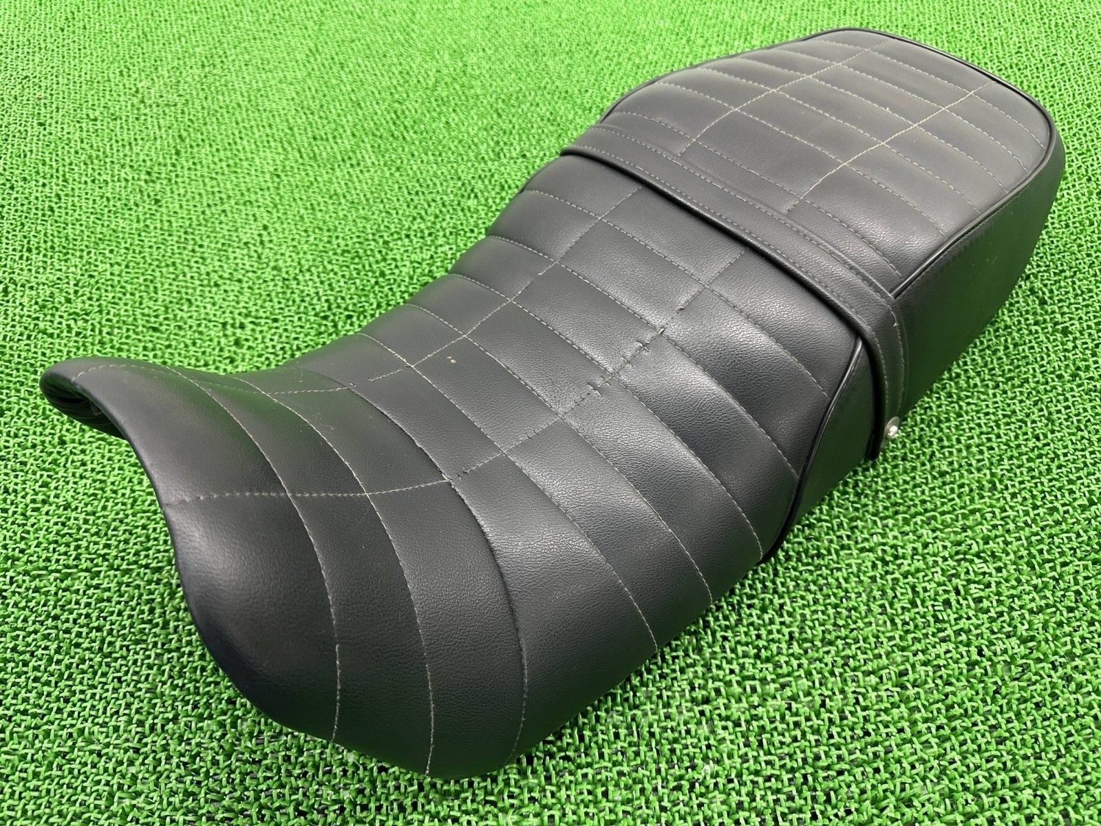 GPZ900R シート 53001-1370 カワサキ 純正 バイク 部品 ZX900A ワンオフカスタムシート シートバンド ノーマルベース bG