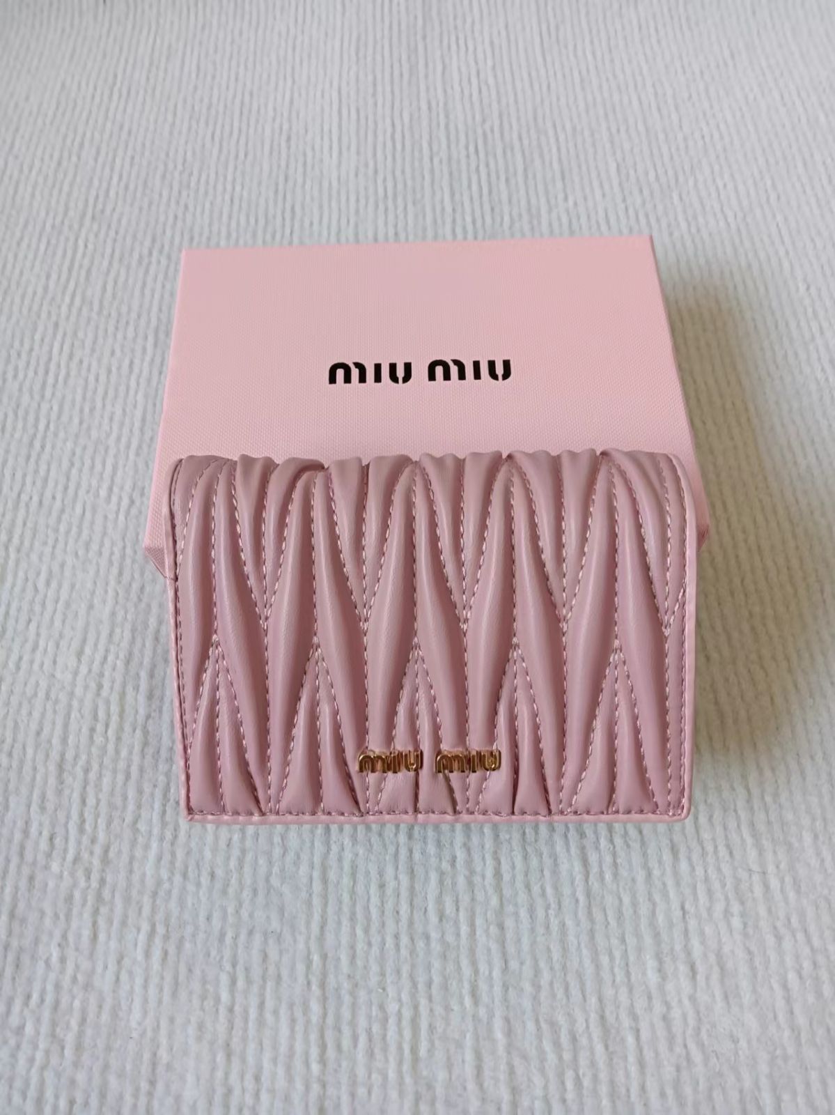 新品  MIU MIU ミュウミュウ マテラッセ ロゴ金具 二つ折り財布