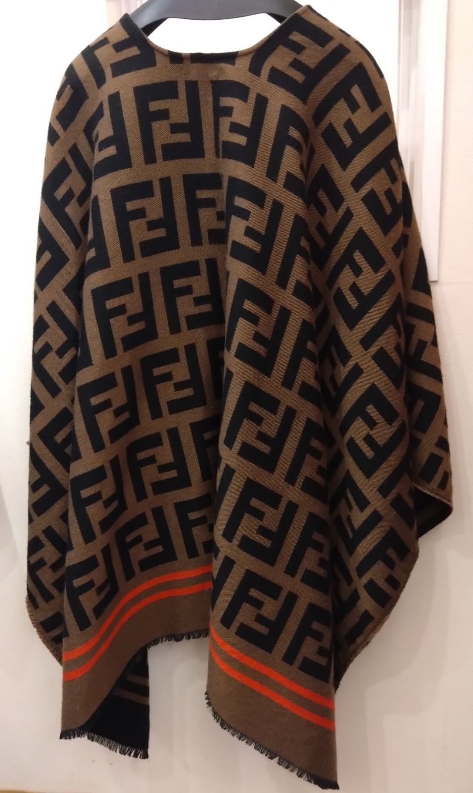 FENDI フェンディ ポンチョ ズッカ柄 ストール ブラウン FXX636 【公式