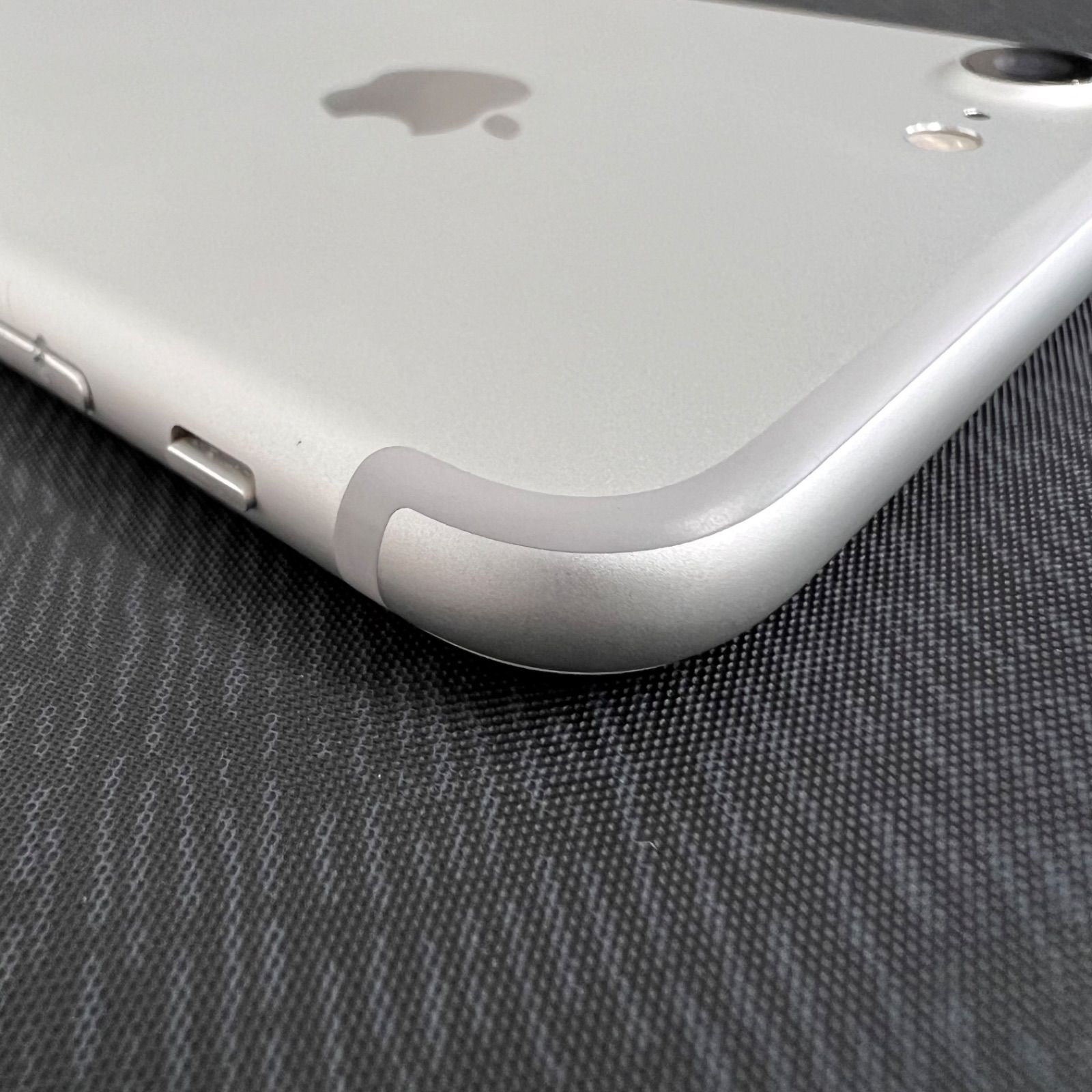 Apple iPhone 7 シルバー 本体　32G SIMロック解除済 Apple [再生新品] 海外SIMシムフリー版 iPhone7 32GBシルバー銀