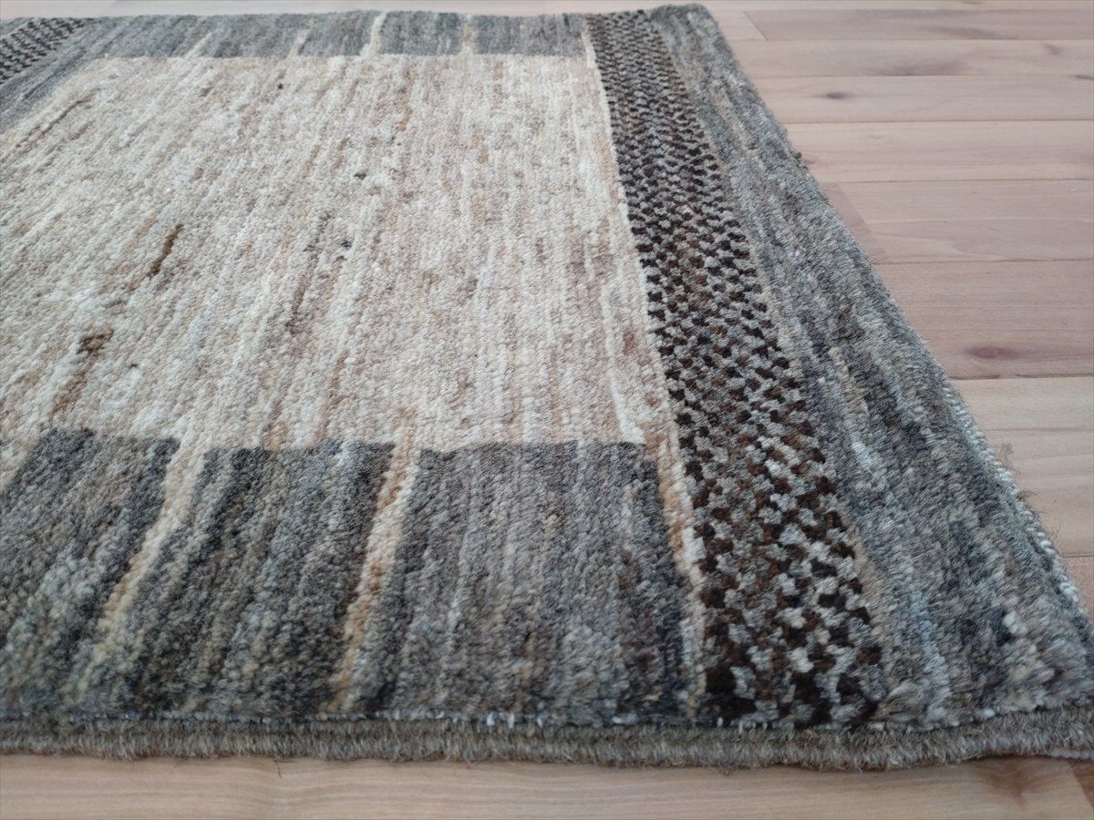 夏は涼しく冬は暖かい天然ラグ 無染めのウール