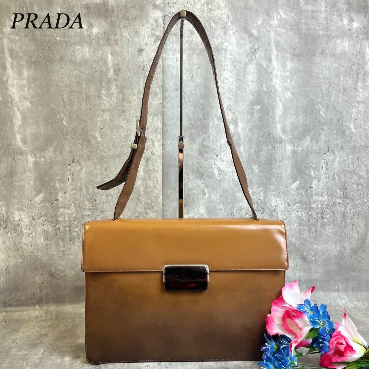 ✨良品✨ PRADA プラダ ショルダーバッグ トートバッグ フラップ グラデーション シルバー金具 バックル ロゴ型押し ロゴプレート 総柄 白タグ  ビンtらヴィンテージ エナメルレザー 肩掛け ユニセックス レディース メンズ ブラウン 茶色 - メルカリ