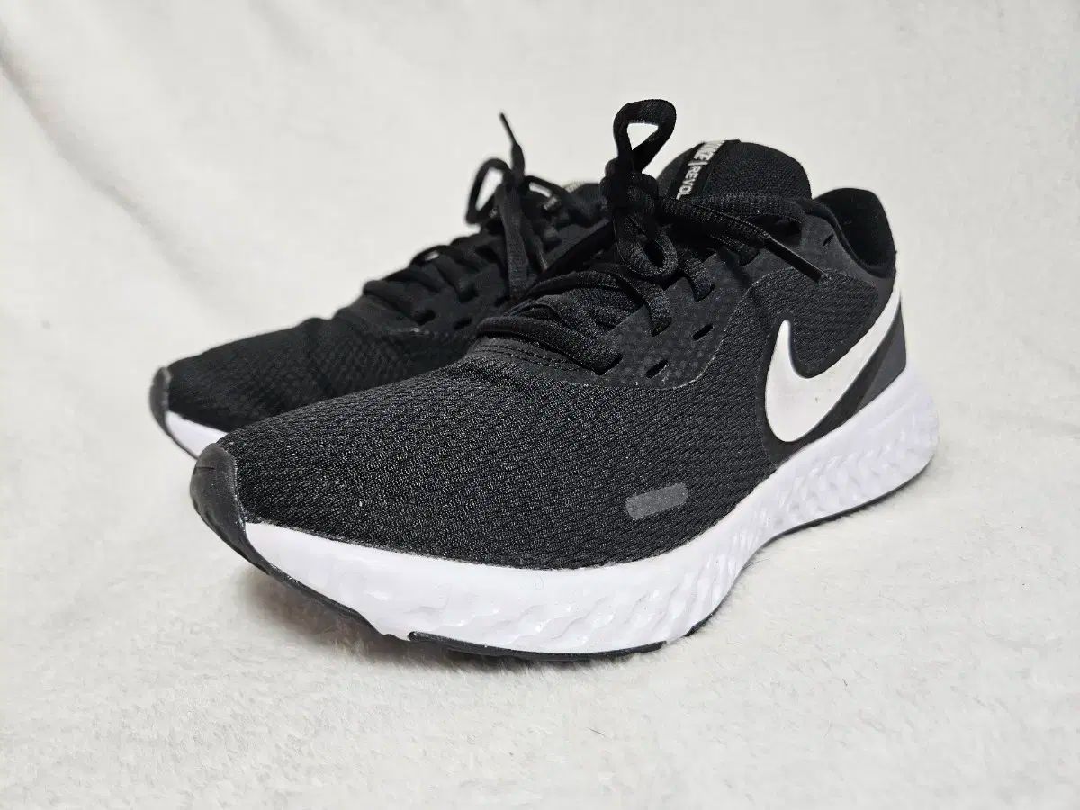 NIKE(ナイキ) ウィメンズ レボリューション 5 スニーカー 235