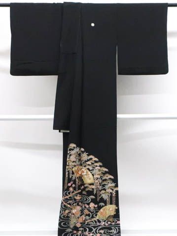 一輝堂】リサイクル着物 黒留袖 五つ紋 金駒刺繍 古典宝尽くし文