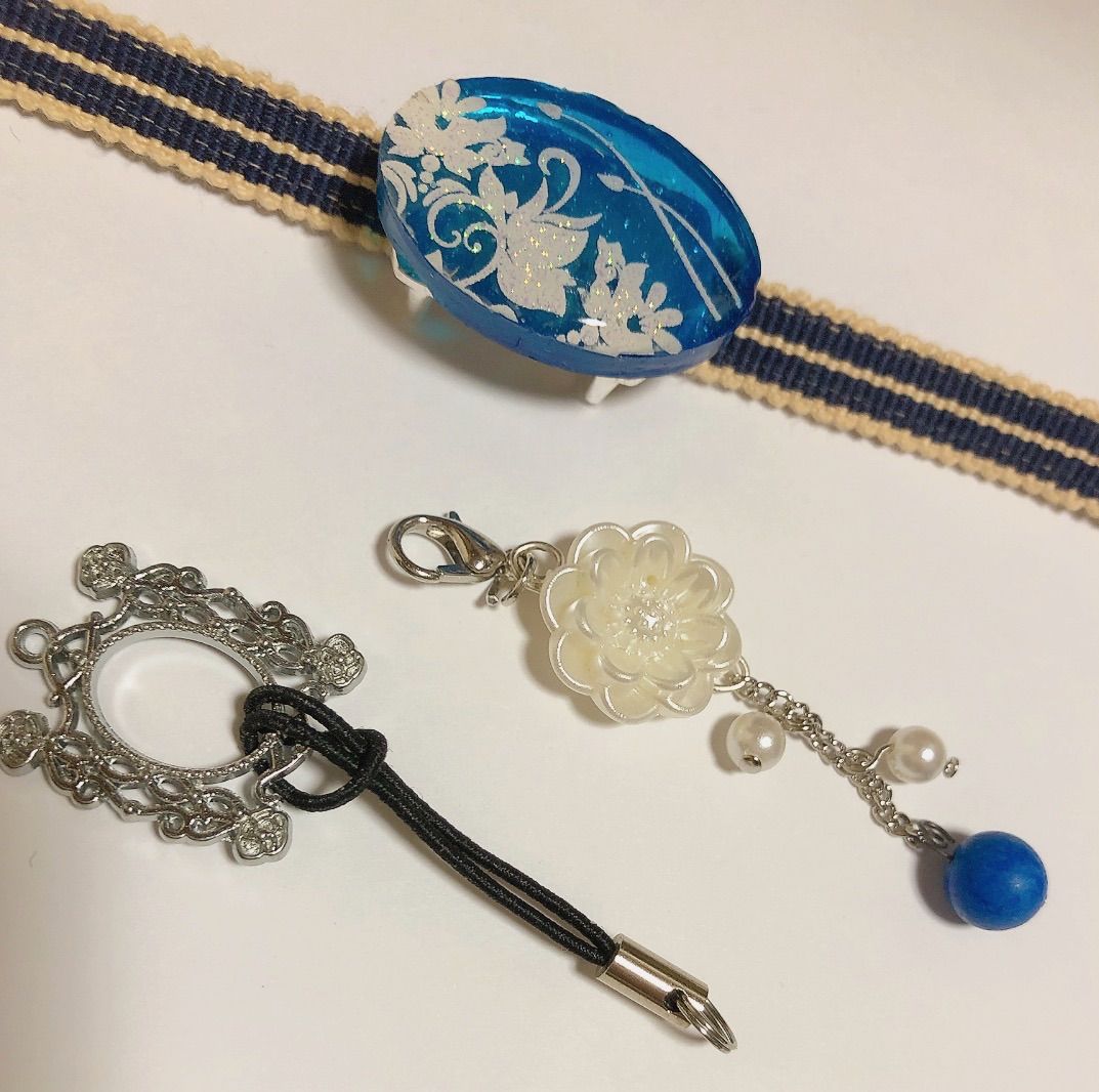 985青レジン白レースの帯留とラピスラズリ、水晶付き白い花の根付け 帯 