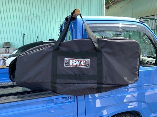 2馬力やフットコントロールエレキも収納できる、BEE船外機