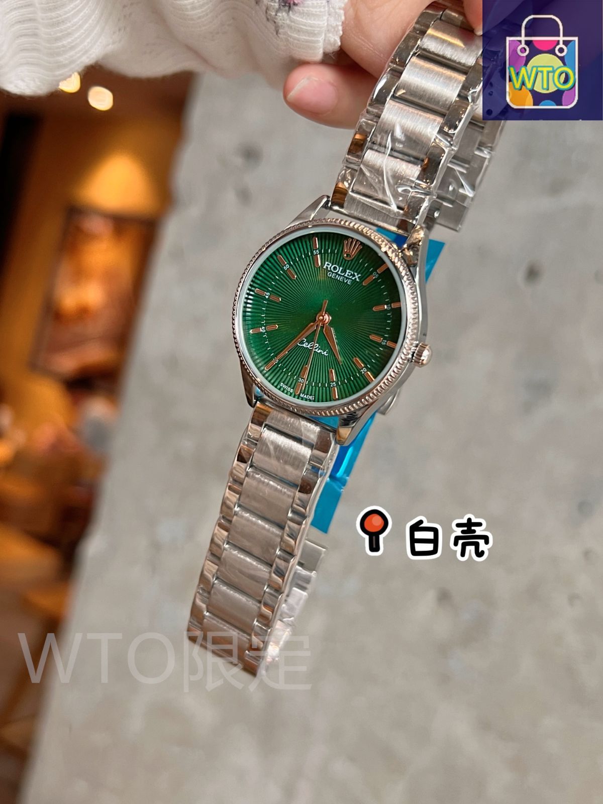 優雅なデザインに蝶形バックルを備え 女性用腕時計