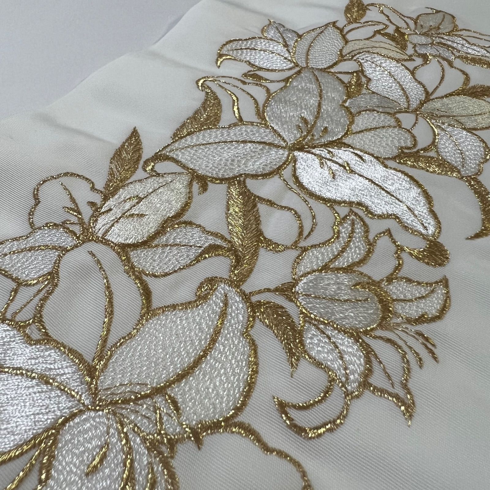 L023 刺繍半衿 白 ゴールド 百合