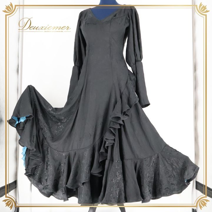 フラメンコ 衣装 ワンピース ドレス アトリエ貴美恵 黒 薔薇 青 ボランテ フリル ダンス 光沢 ブラック系 パーティ 発表会 フラメンコドレス 薔薇柄 シックなデザイン 光沢感 大人 フリルデザイン エレガント ダンスコスチューム 舞台衣装 おしゃれ
