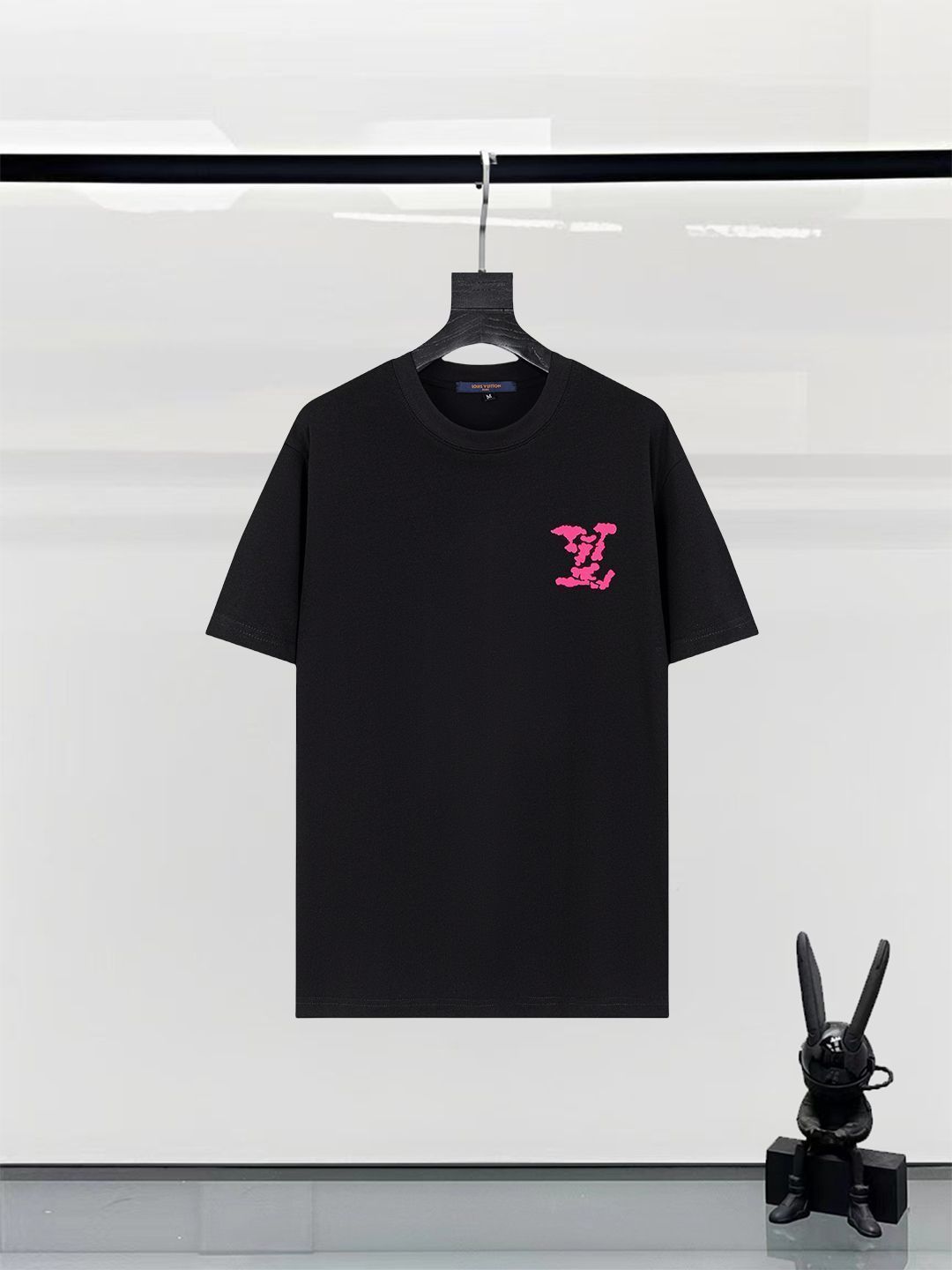 Louis Vuitton ブラック ロゴプリント Tシャツ 新品タグ付き XS 今日特価】Louis Vuitton 25ss ネックグラフィティプリント T