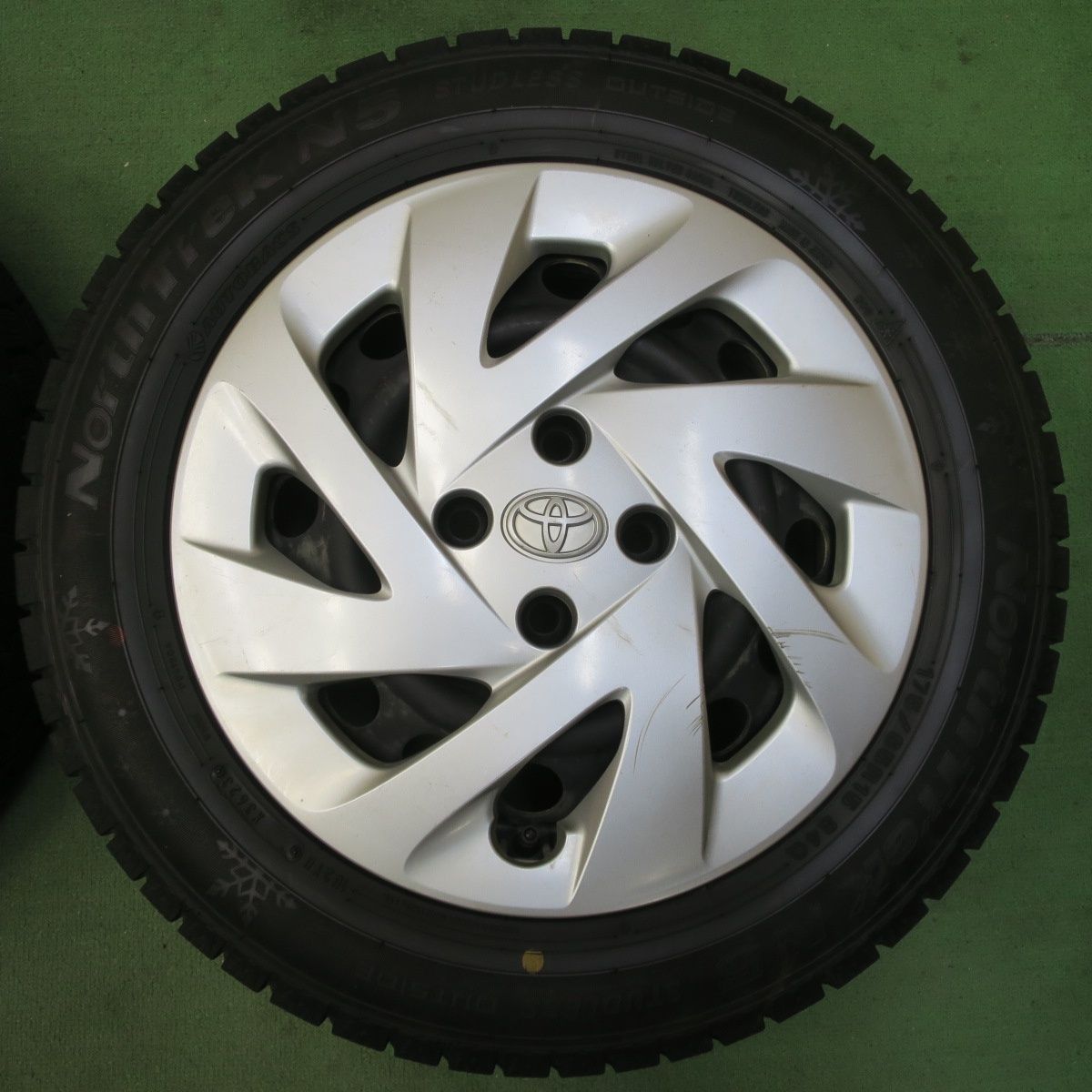 トヨタ　アクア　純正タイヤホイールセット　175/65R15 バリ溝 トヨタ アクア 純正 15in 175/65R15 スタッドレスタイヤホイール