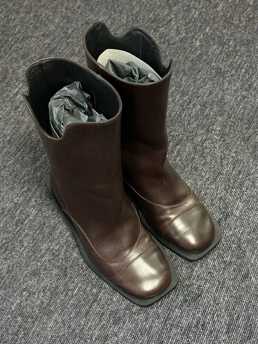 ー BROWN