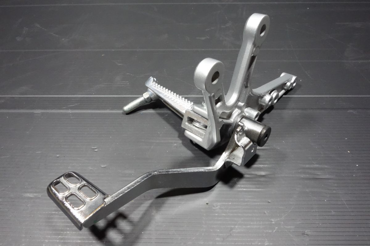 続々入荷中！ YZF-R25 メインステップ 左右セット ブレーキペダル チェンジペダル シフトペダル RG43J ヤマハ 純正 R20250602 シンプルな