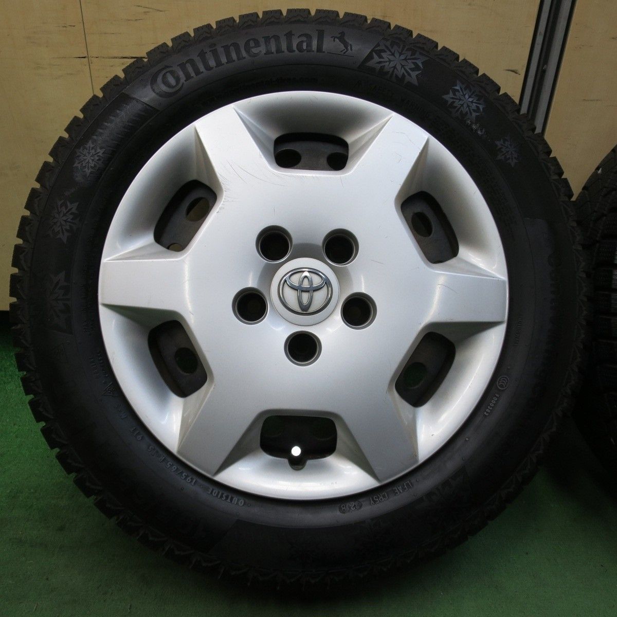 超バリ溝 9.5分以上 トヨタ ノア ヴォクシー 純正 スチール 195 65R15 スタッドレス コンチネンタル コンチバイキング コンタクト6 15インチ PCD114.3 5H 5022709イス