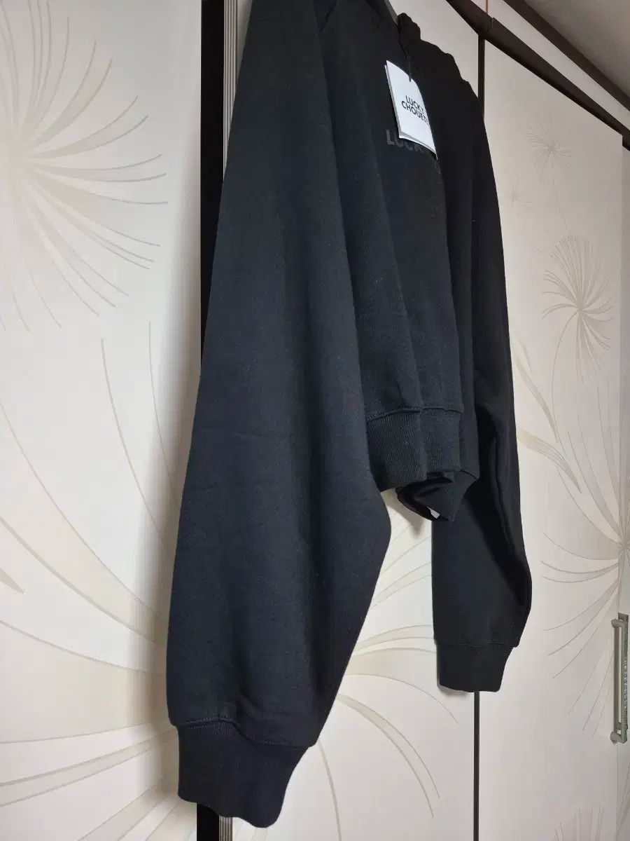 LUCKY ラッキーシュエトゥ 黒 フード付きTシャツ 38