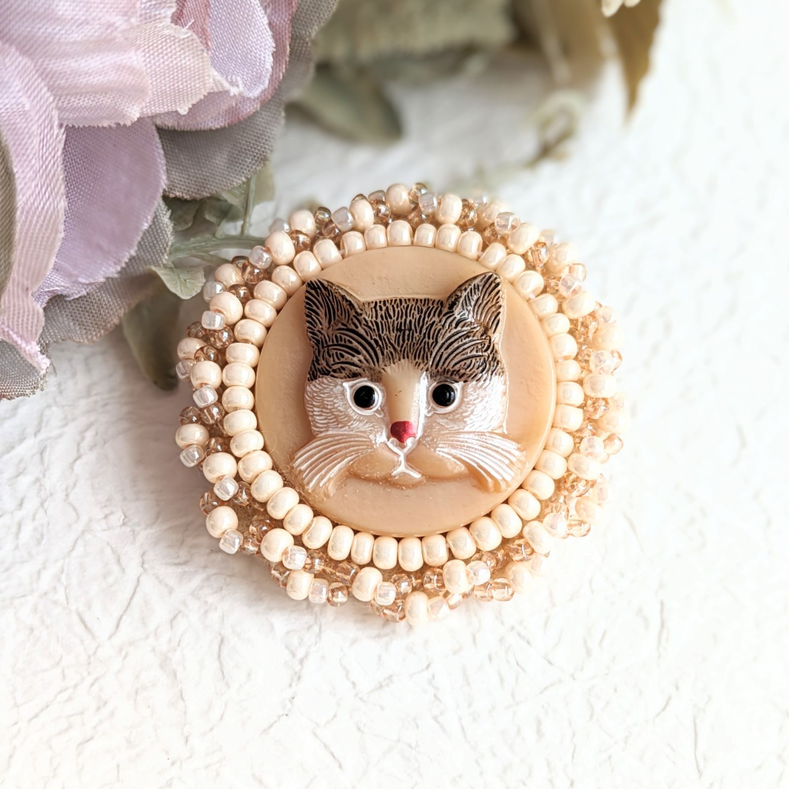 猫のブローチ ハンドメイド 猫 刺繍 ビーズ刺繍 チェコガラスボタン 可愛い ほっこり 母の日 ギフト プレゼント - メルカリ