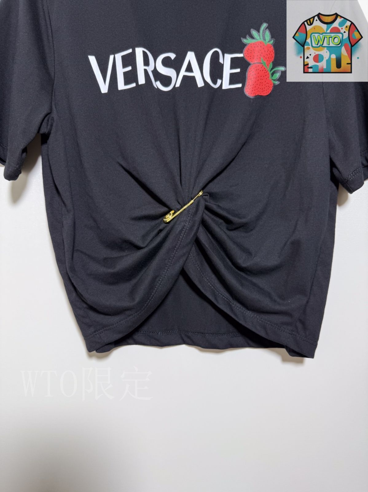 今日特価】VERSACE Strawberry Print Logo Pin-Embellished Crop