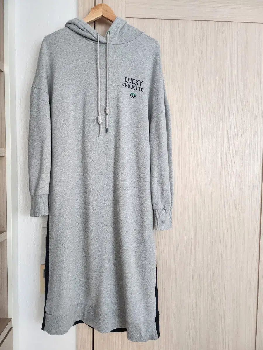 ラッキーシュエトゥ フード ロング丈ワンピース