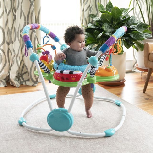 Kids2 Baby Einstein 60184 ネイバーフッドフレンズ アクティビティジャンパー キッズツー ベビーアインシュタイン ベビーウォーカー 歩行器 赤ちゃん 6ヶ月 360度回転 3か国語 言語 知育玩具 室内遊び 出産祝い ギフト プレゼン