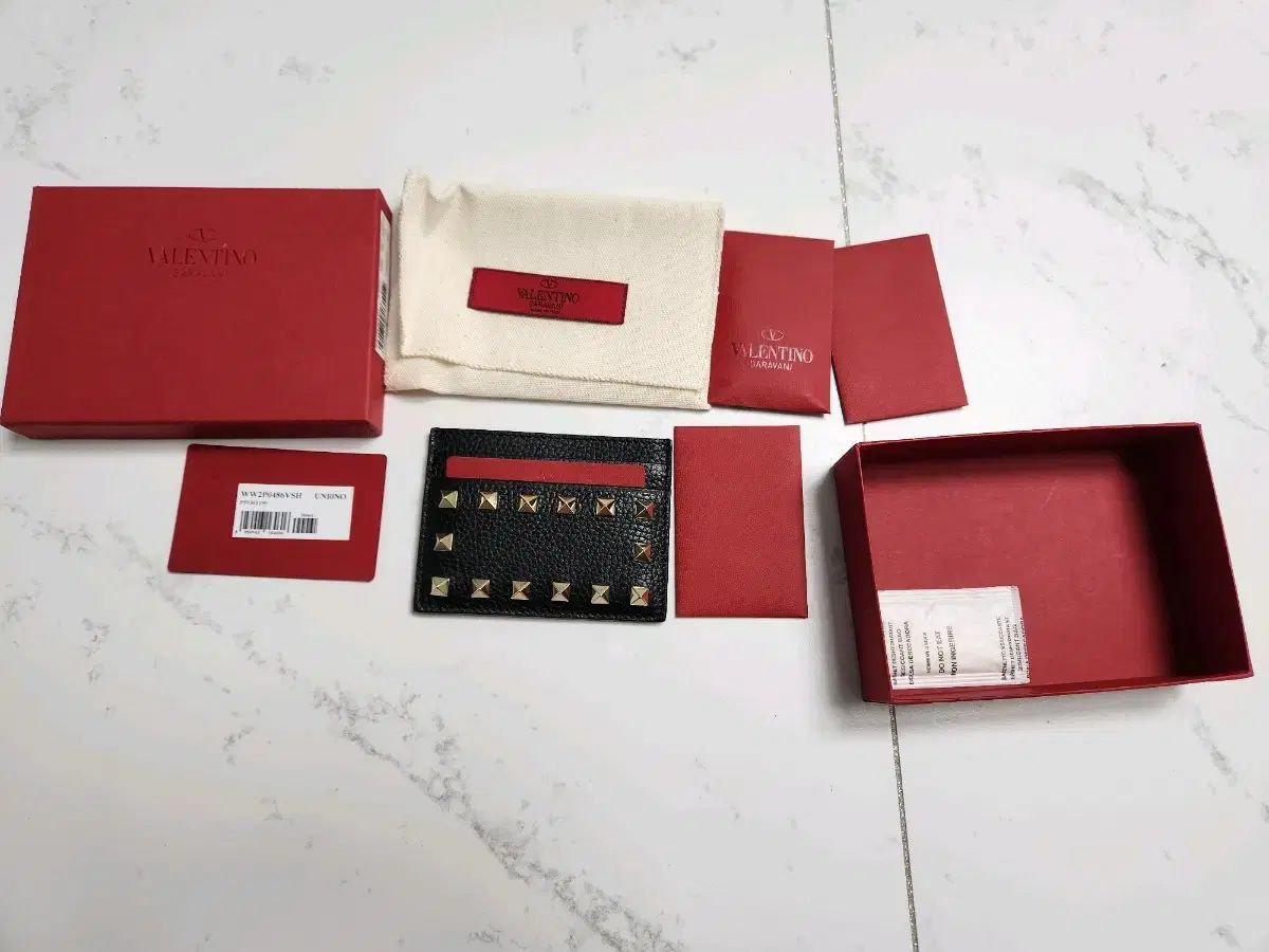 VALENTINO ロックスタッズ カードケース 定期入れ 関税込☆VALENTINO